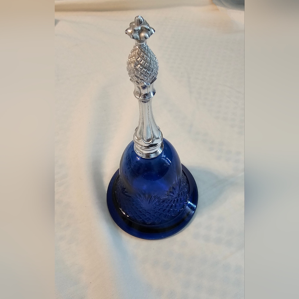 Vintage Avon Collectible Blue Glass Bell Cologne Bottle 1976 edition EUC - Picture 2 of 6